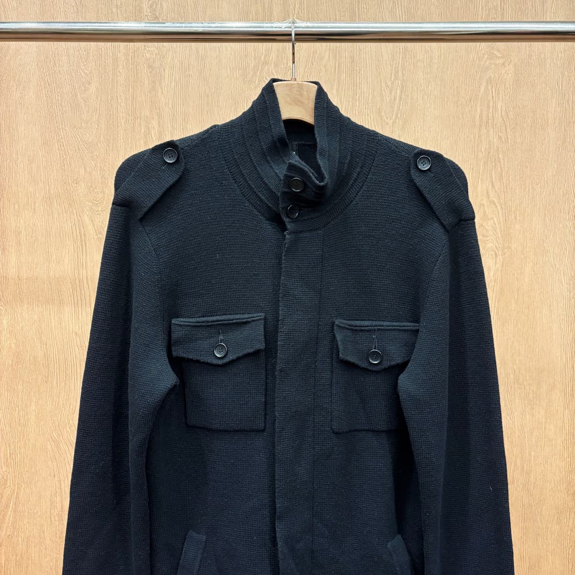 닐 바렛 하이넥 니트 자켓 스탠드 카라 숄더 에폭 장식 버튼 디테일 블랙 상품이미지4