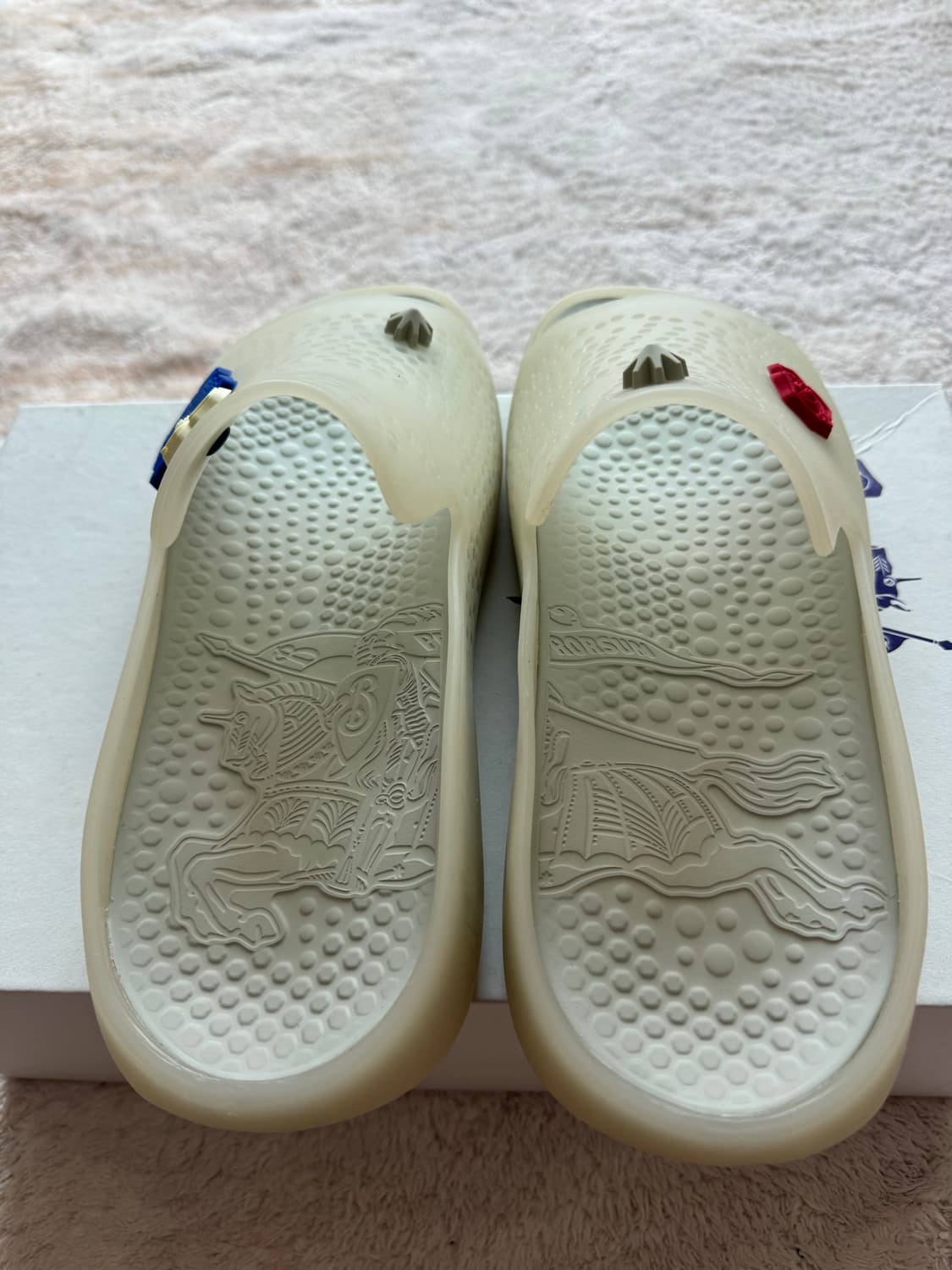 버버리 스팅레이 아플리케 디테일 슬라이더 샌들 8081265 슬라이더  상품이미지5