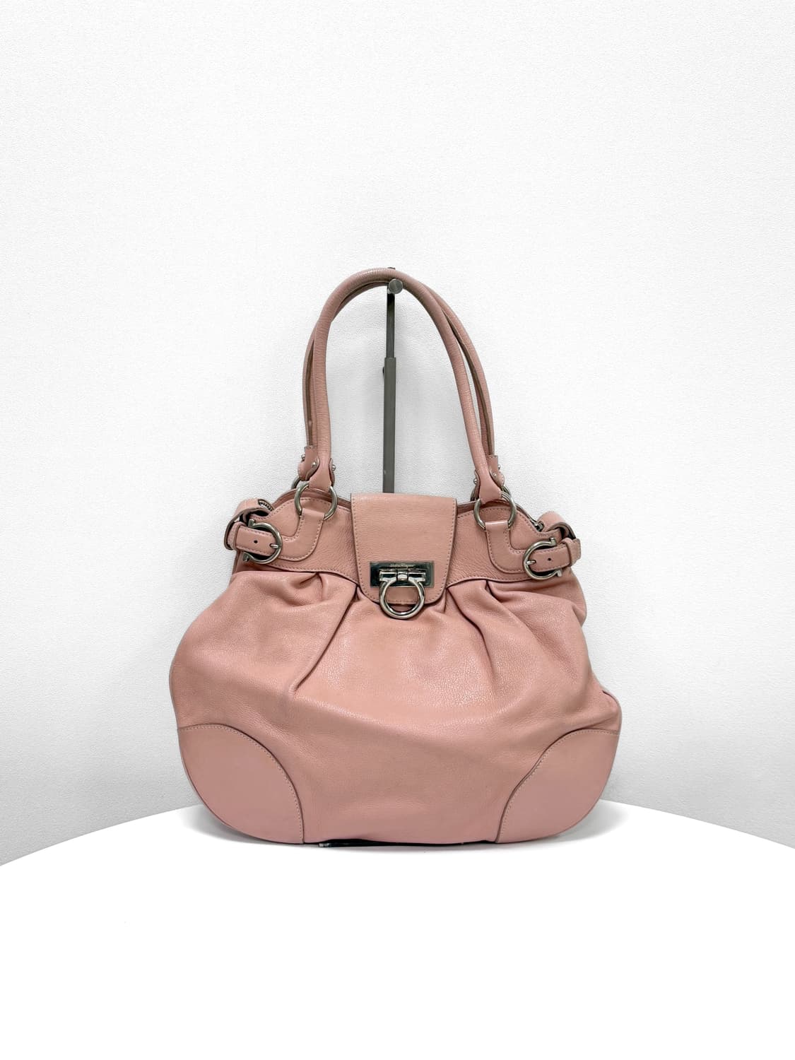 페라가모 핑크 레더 숄더백 상품이미지1