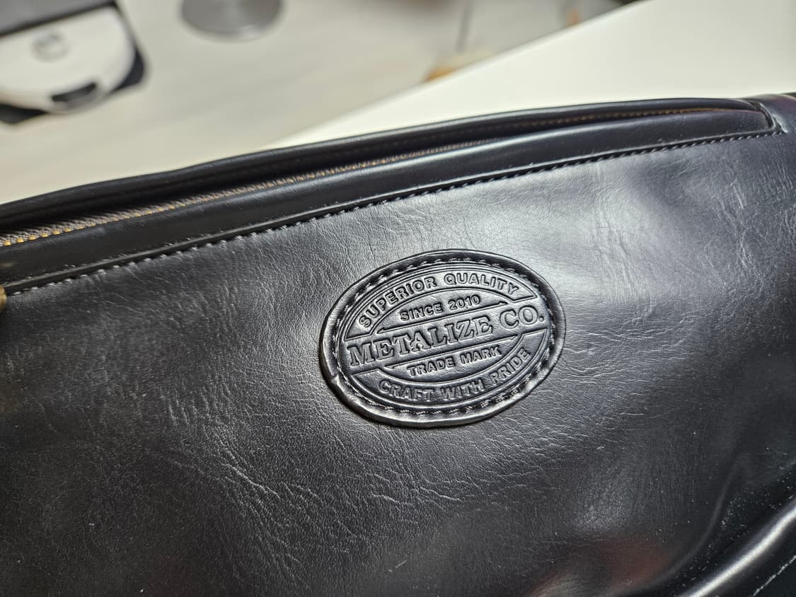 메탈라이즈 퀄팅 가죽 슬링백 블랙 할리 가방 상품이미지4