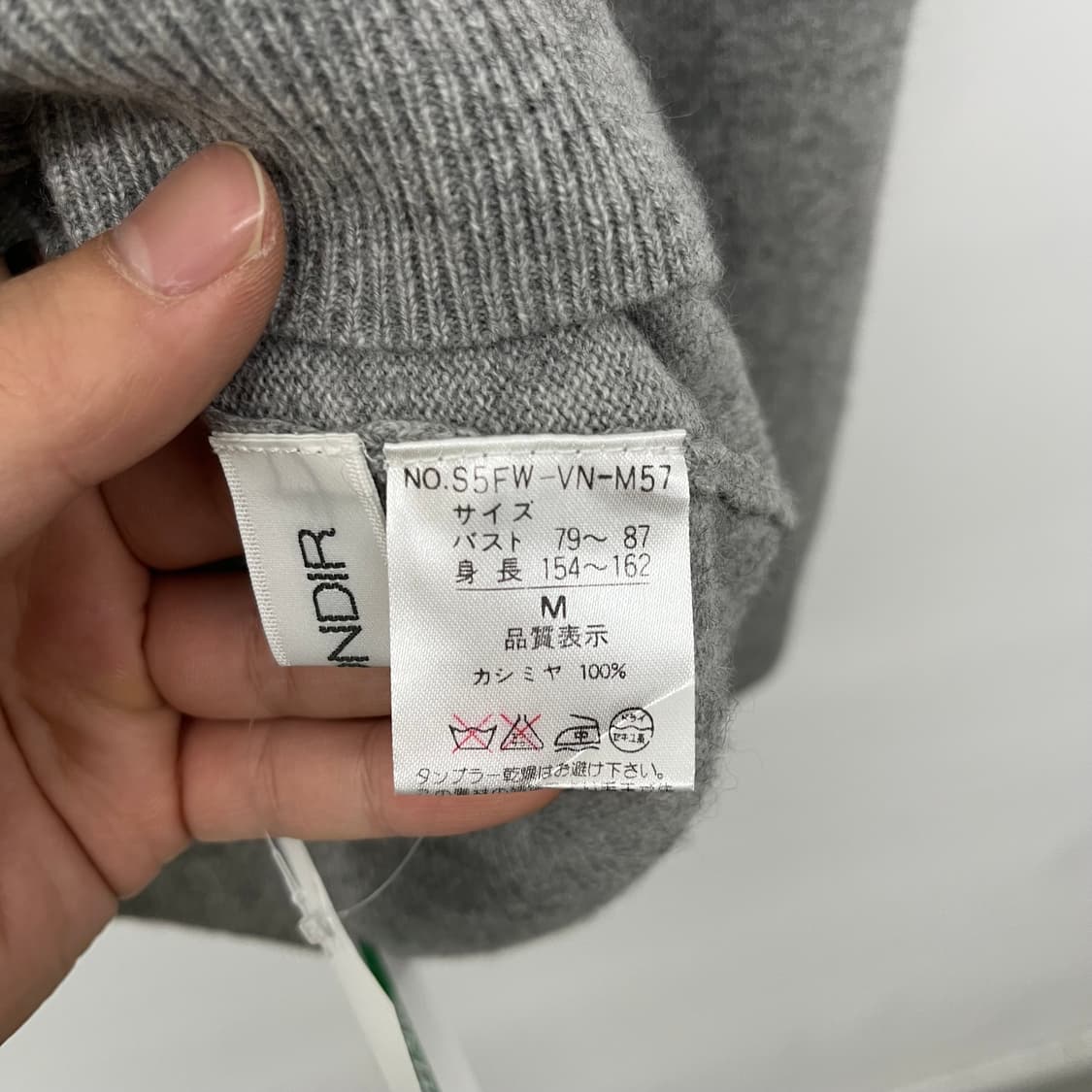 캐시미어 100% 그레이 V넥 니트 스웨터 여m 상품이미지4