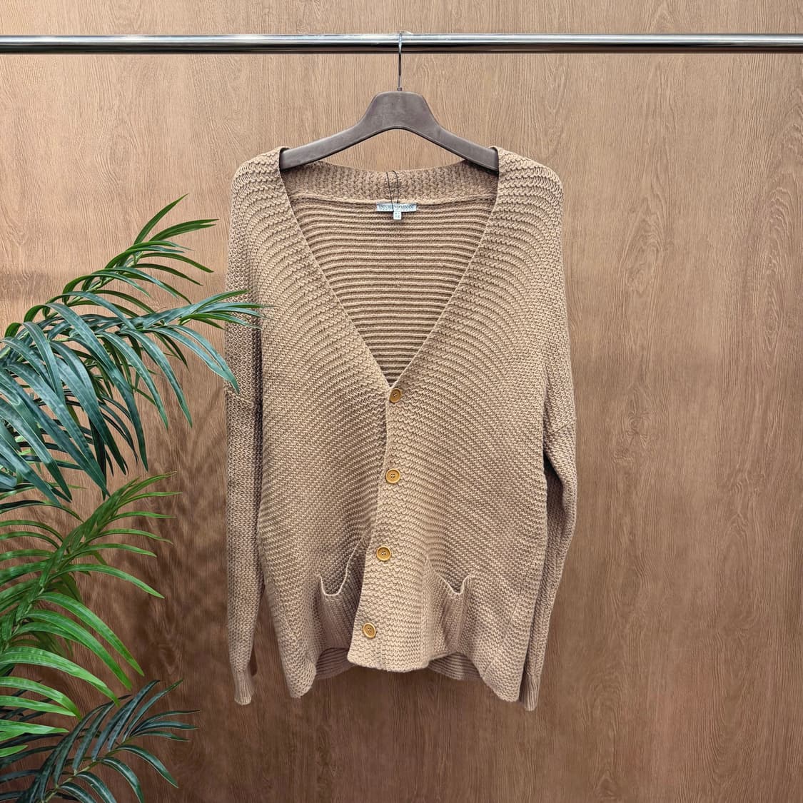 엠포리오 아르마니 브이넥 긴팔 가디건 톤온톤 버튼 디테일 베이지 상품이미지1