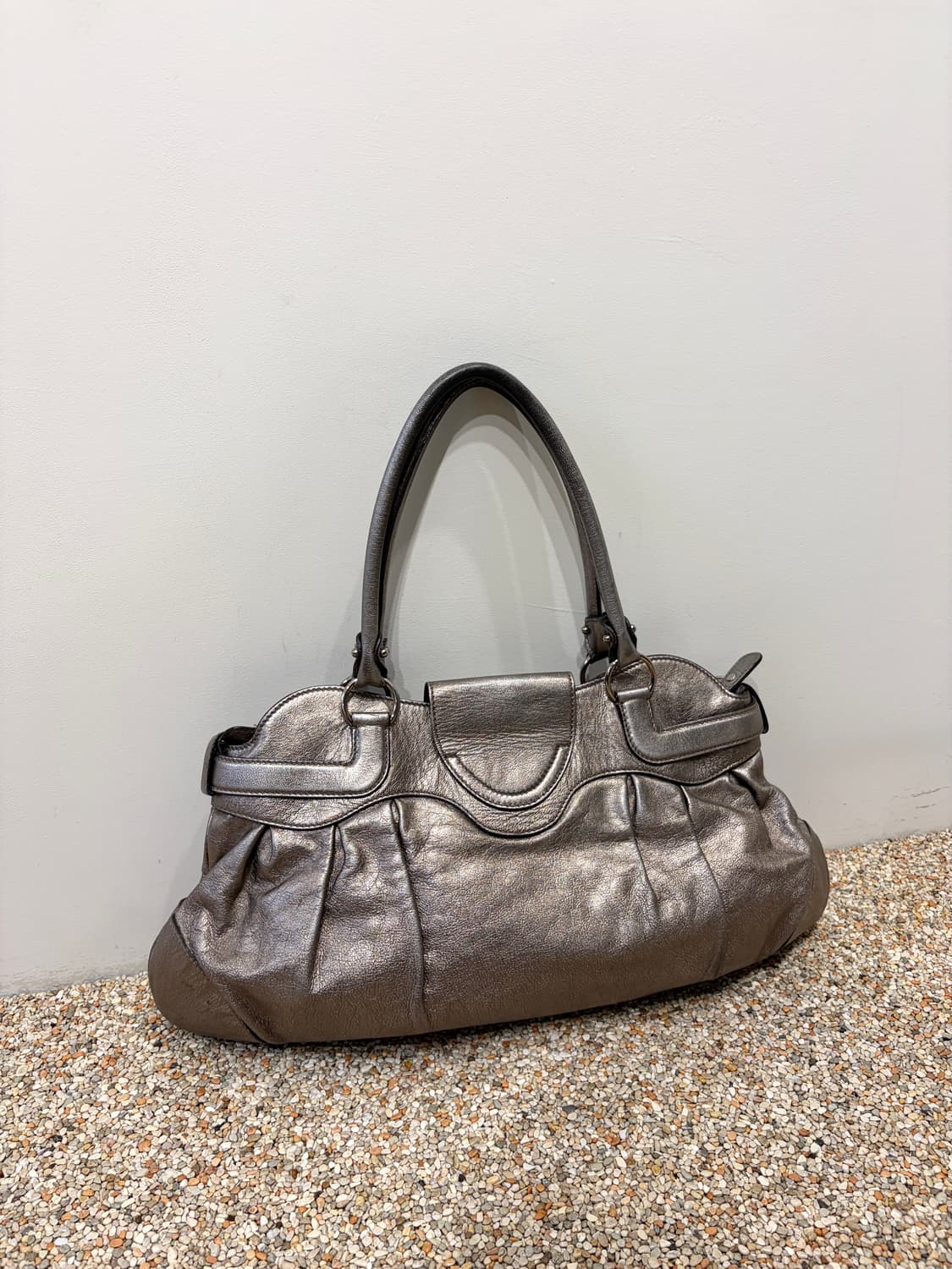 페라가모 간치니 메탈릭 실버 숄더백 상품이미지5