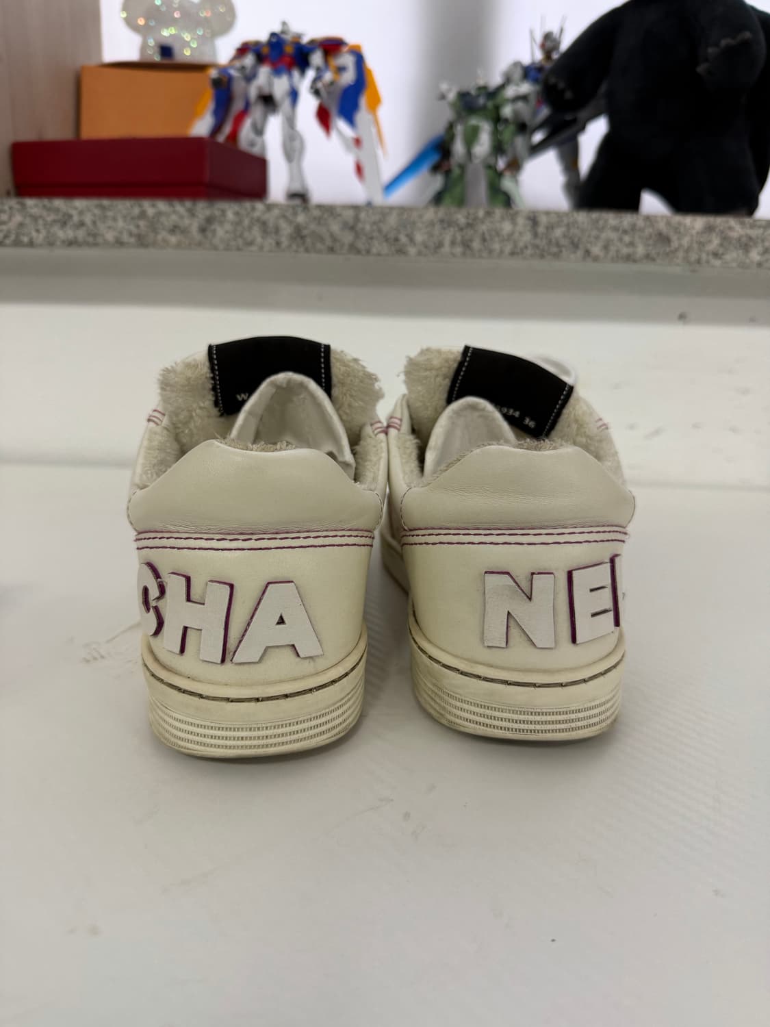 정품) 샤넬 화이트 스티치 백로고 스니커즈 36 상품이미지5