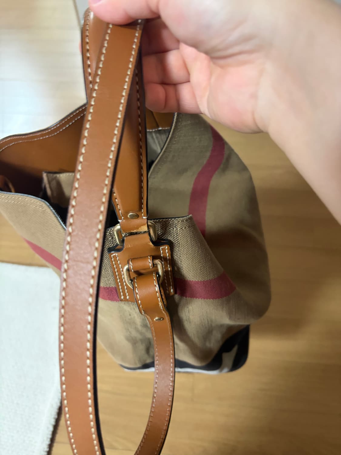 버버리 체크 호보백 상품이미지4