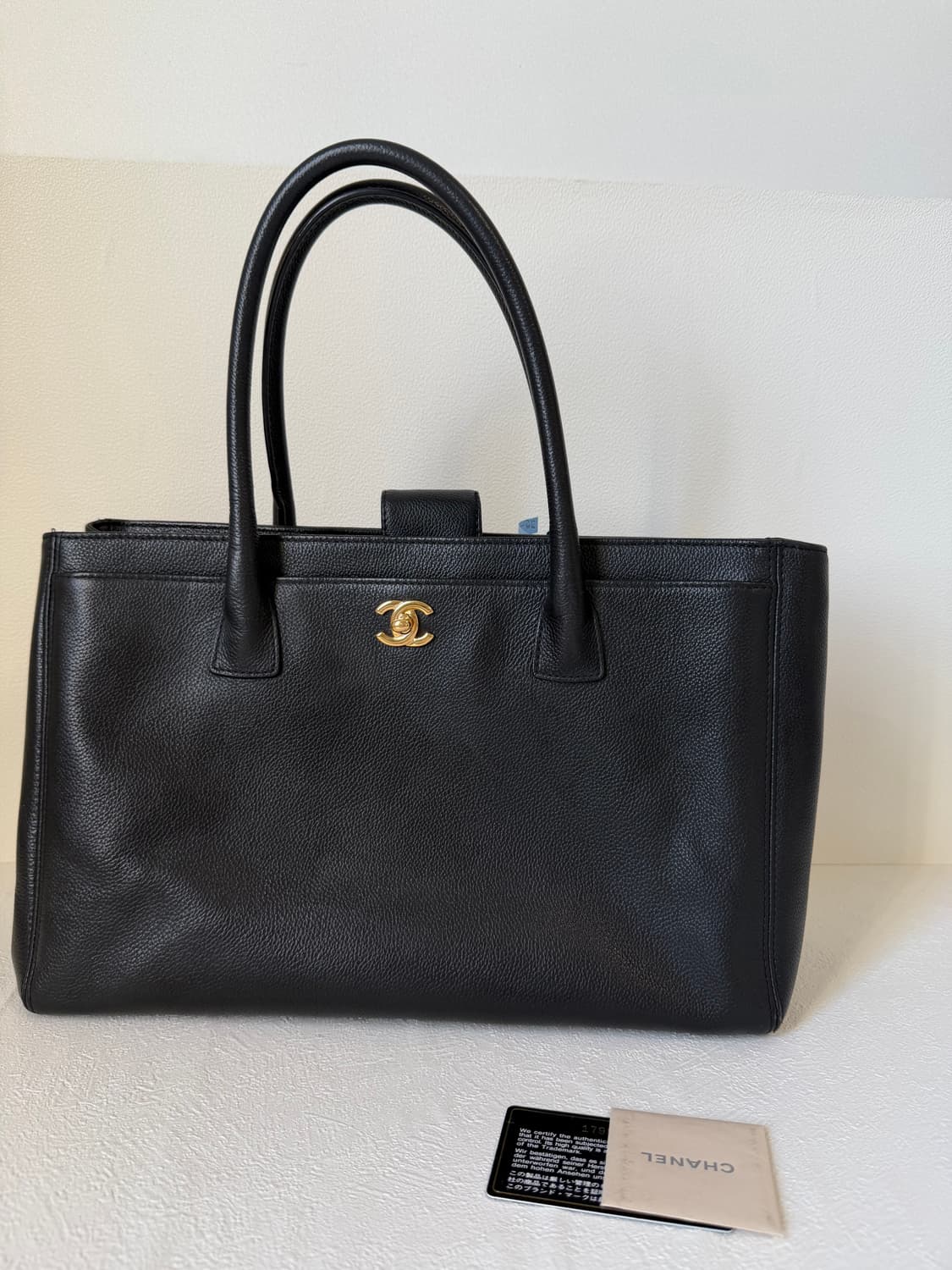 샤넬 블랙 서프백 가죽 토트백 금장 로고 상품이미지2