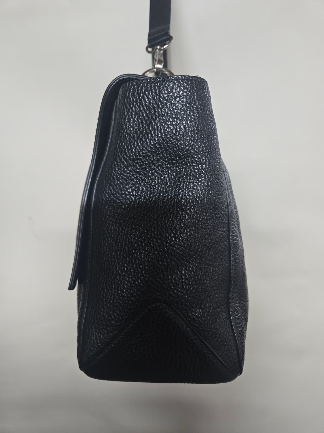 미닛뮤트 페레티백 M 블랙 이탈리안 카우 레더 숄더백 상품이미지2