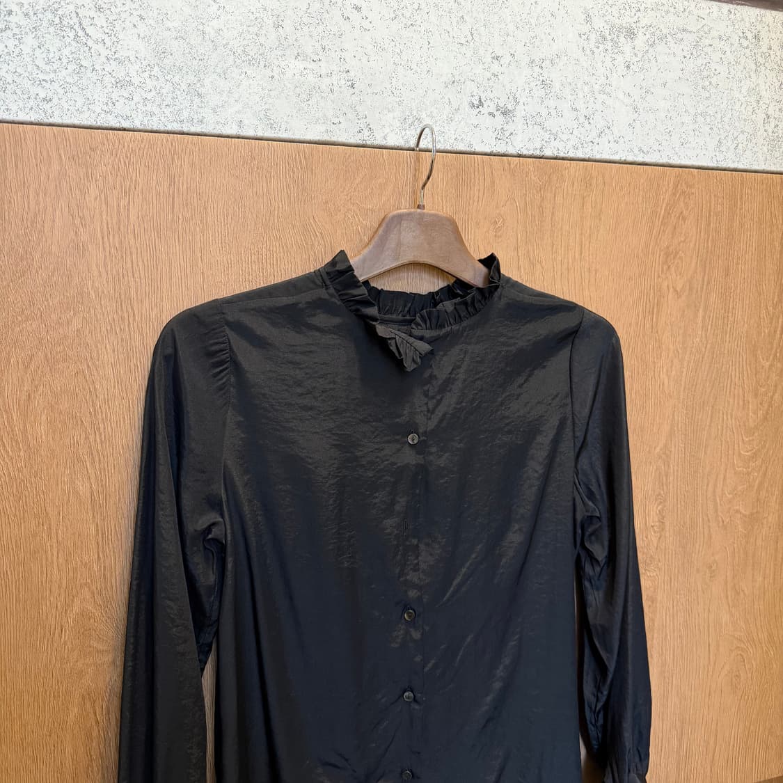 하레 긴팔 블라우스 하이넥 프릴 숄더 셔링 디테일 레귤러핏 블랙 상품이미지3