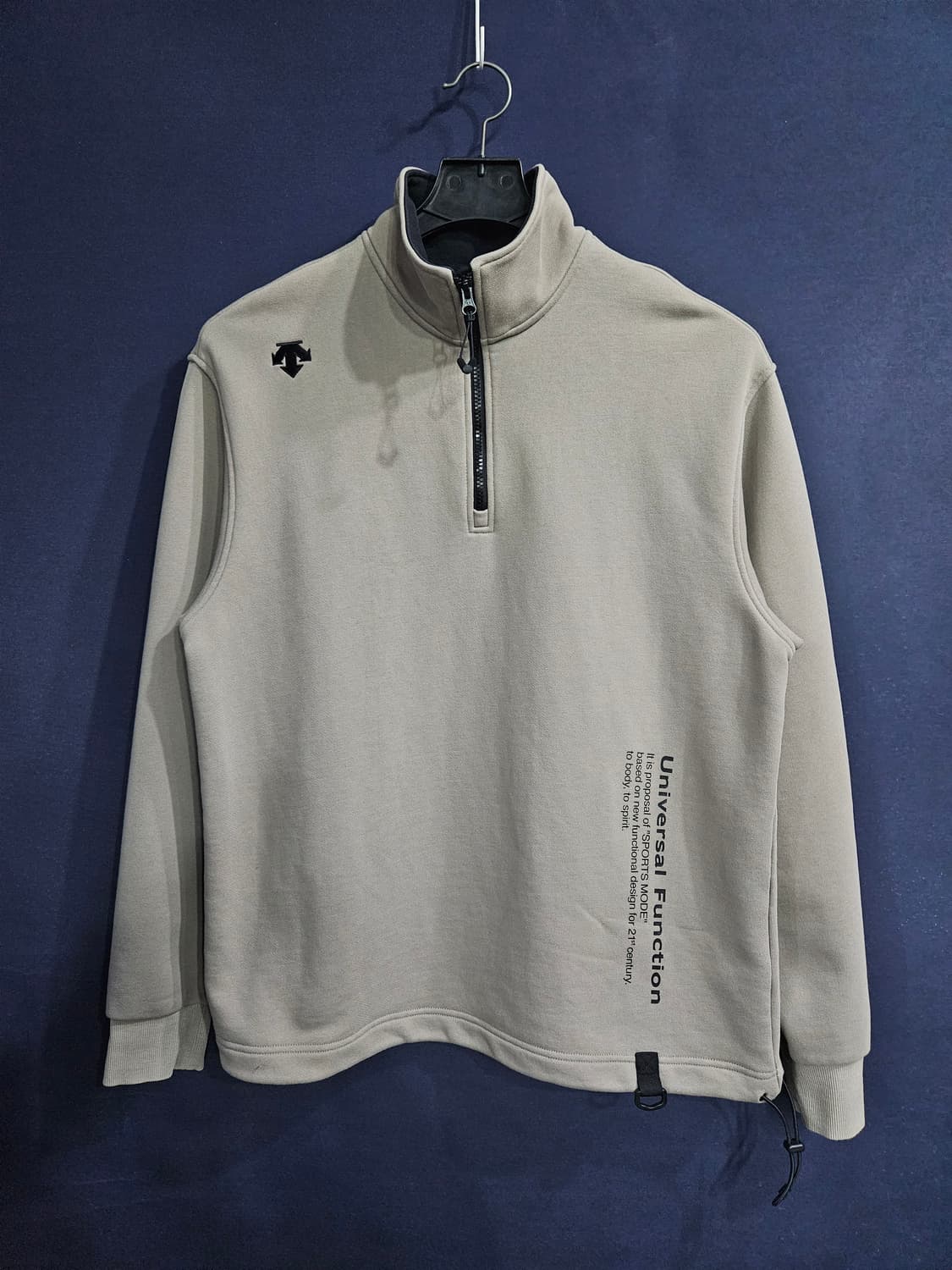 데상트 자수 라이트베이지 남성 105 반집업자켓  상품이미지1