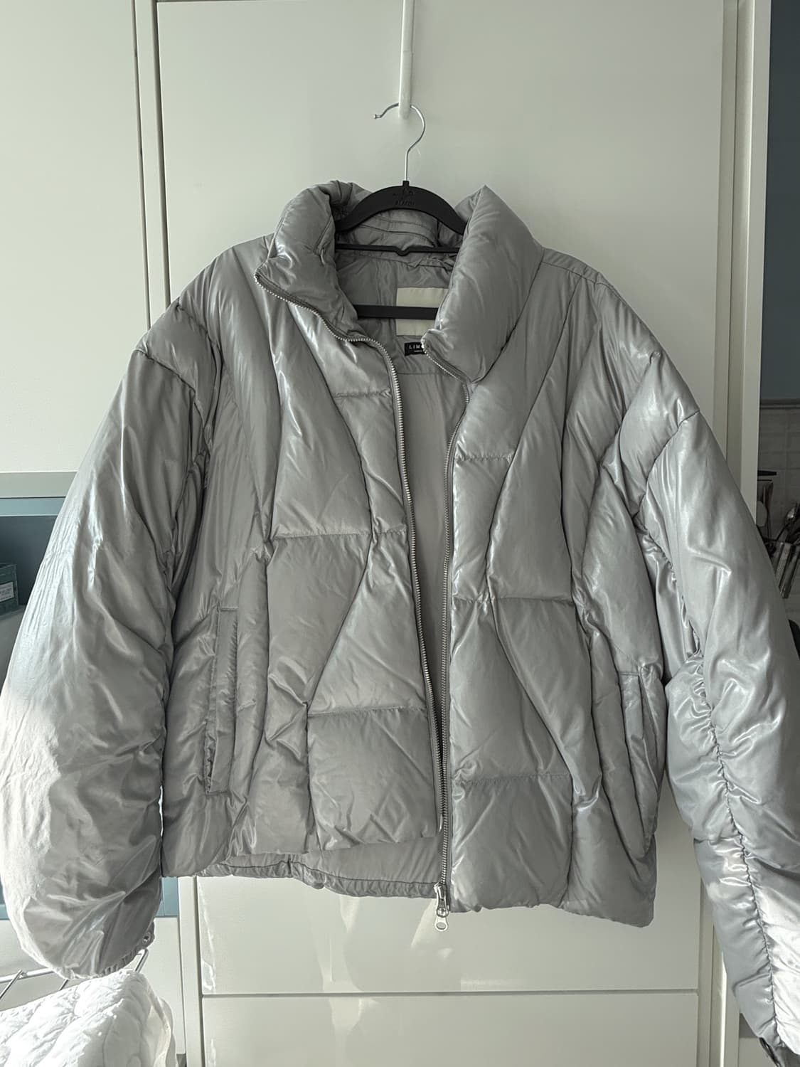 인사일런스 웨이브라인 다운 자켓 패딩 LIGHT GREY 상품이미지4