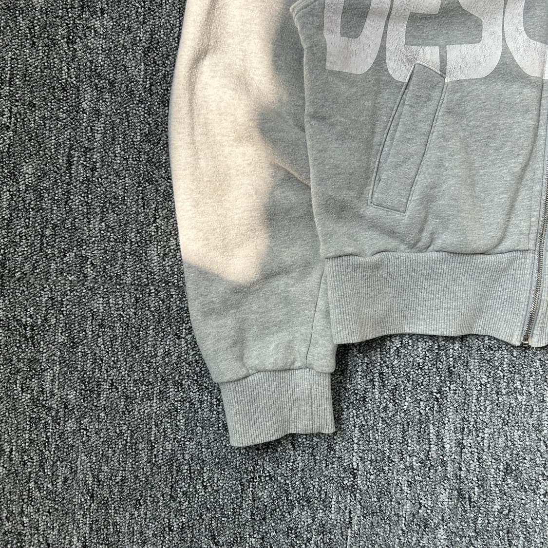 데상트 그레이 크롭 레터링 후드집업 상품이미지3