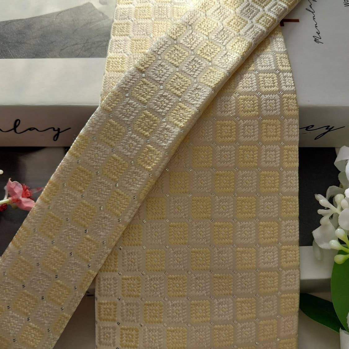 아쿠아스큐텀 실크 옐로우 패턴 넥타이 9.3cm A+등급 K2073
 상품이미지4