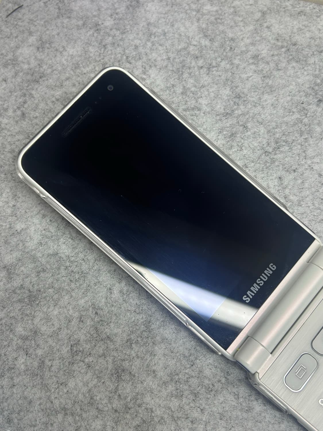 삼성 갤럭시 폴더2 화이트 + 투명 케이스  상품이미지2