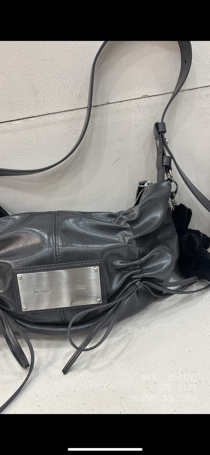 마뗑킴 리본 셔링백 차콜색 <희귀매물> 상품이미지1