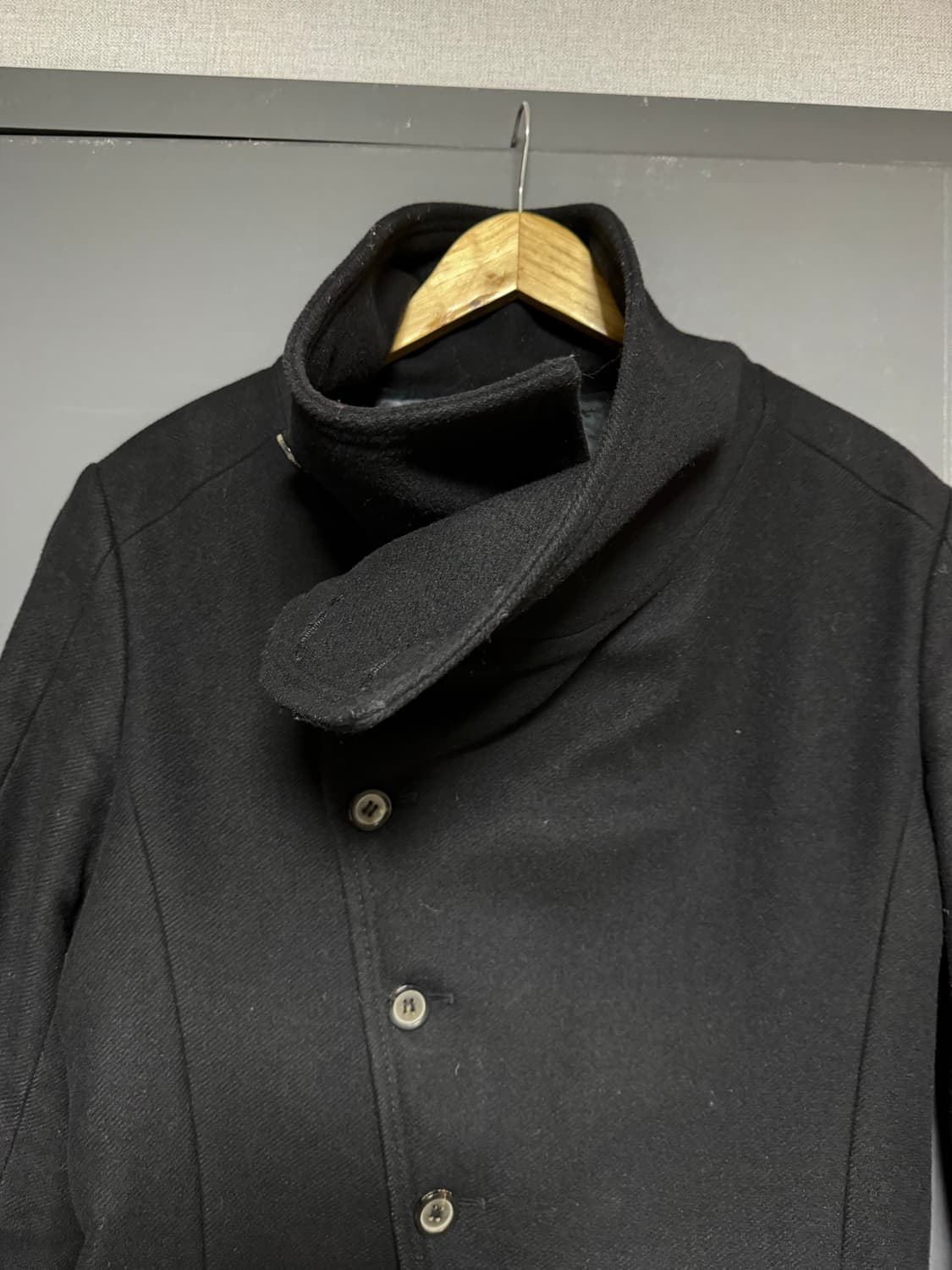 Zara black-tag 사선 하이넥 코트 상품이미지6