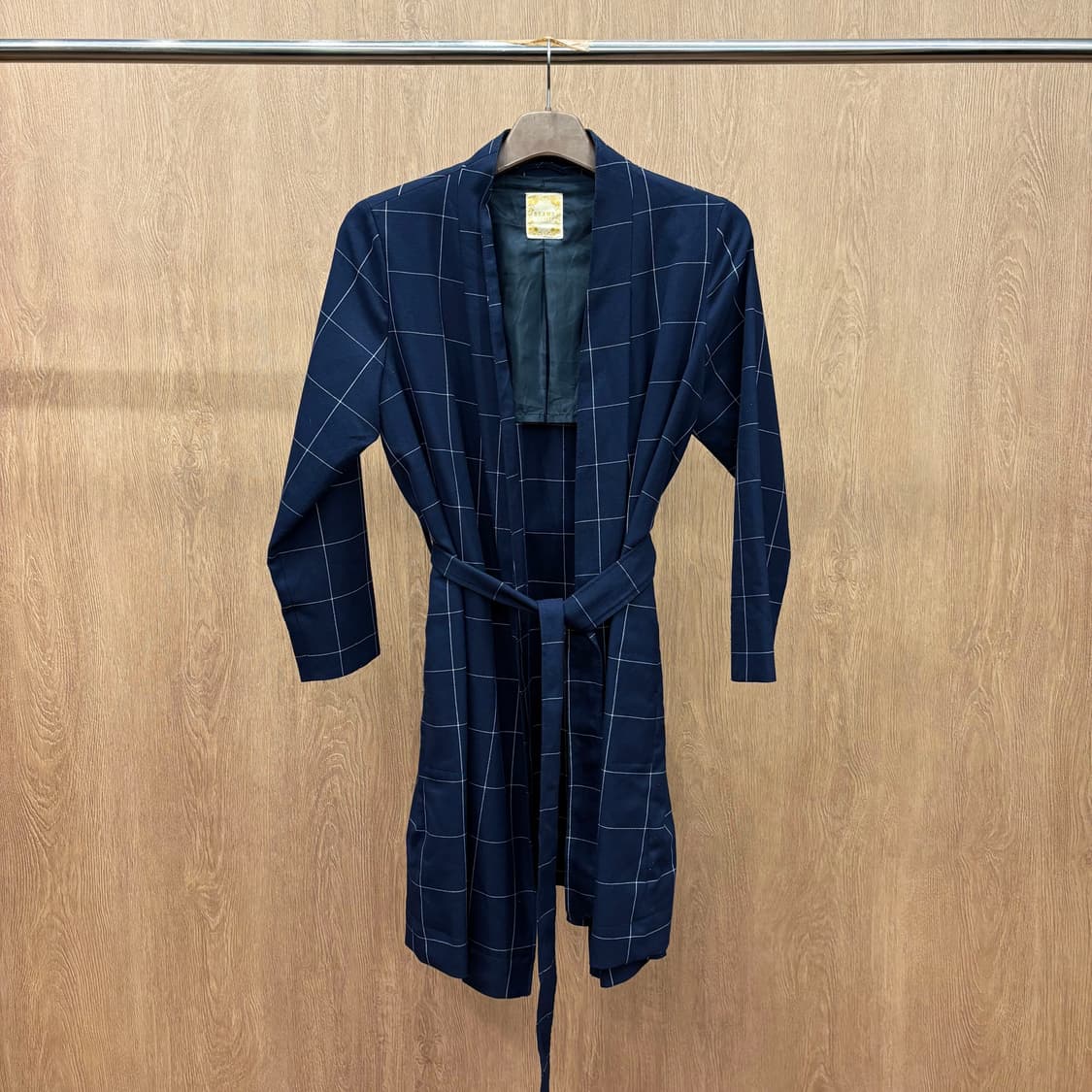 빔즈 하트 오픈형 로브 코트 윈도우 체크 패턴 허리 스트랩 디테일 네이비 상품이미지2