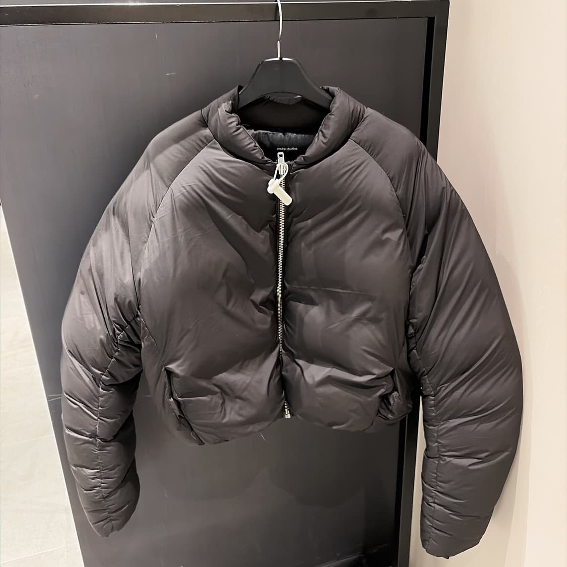 (정품/새상품) 엔타이어 스튜디오 남성 블랙 필로우 봄버 덕다운 패딩 상품이미지1