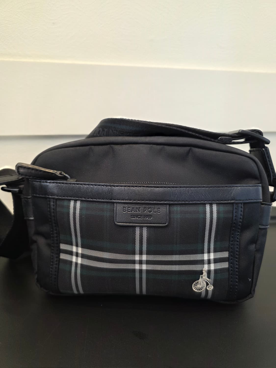 빈폴 체크 크로스백 블랙 상품이미지1