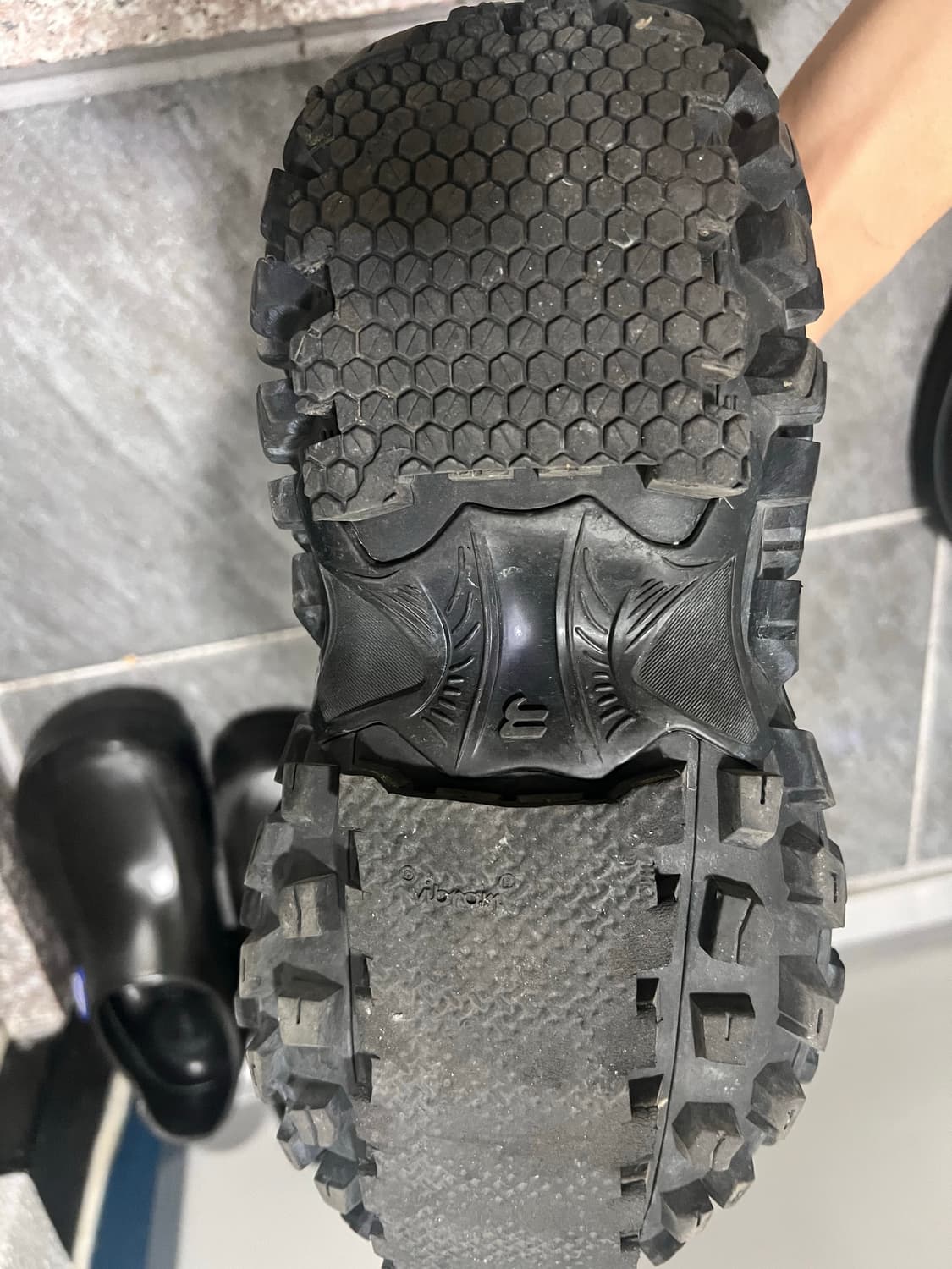 발렌시아가 디펜더 42 상품이미지5