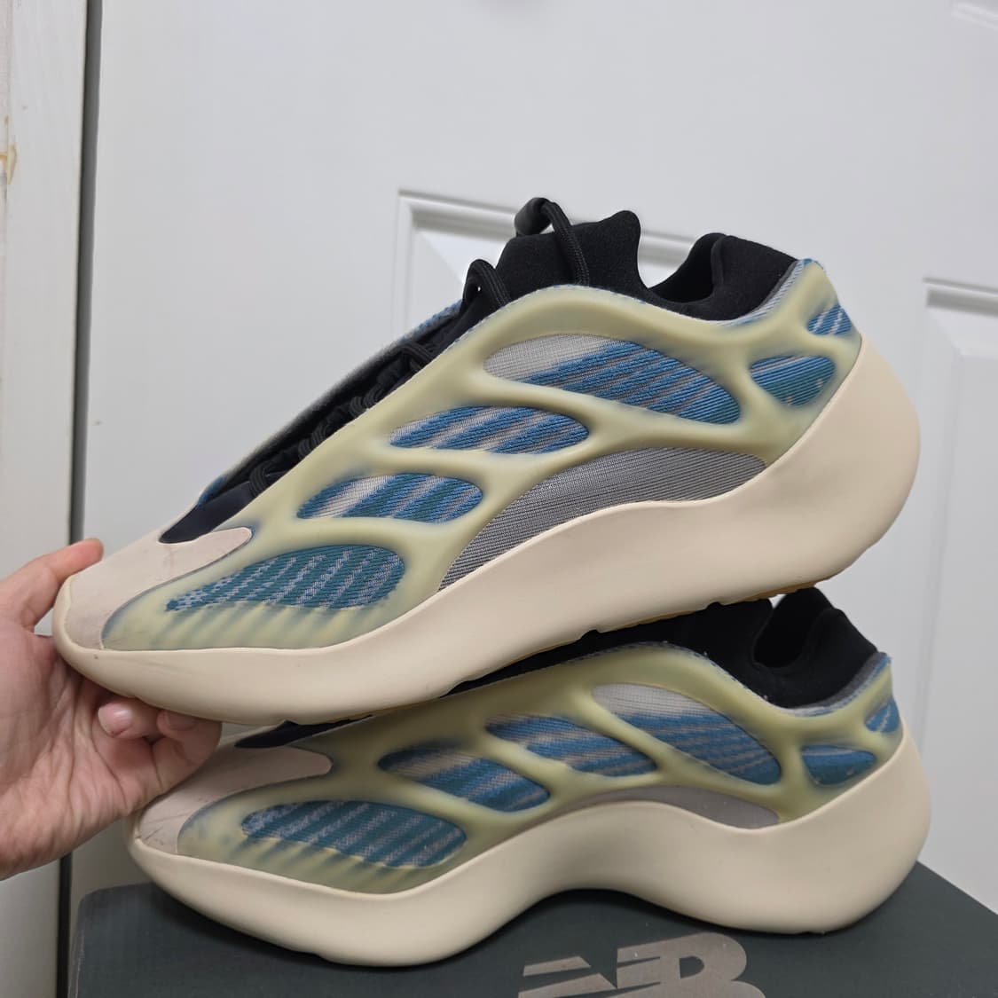 아디다스 이지 700 V3 카이아나이트 285 칸예 신발 상품이미지2