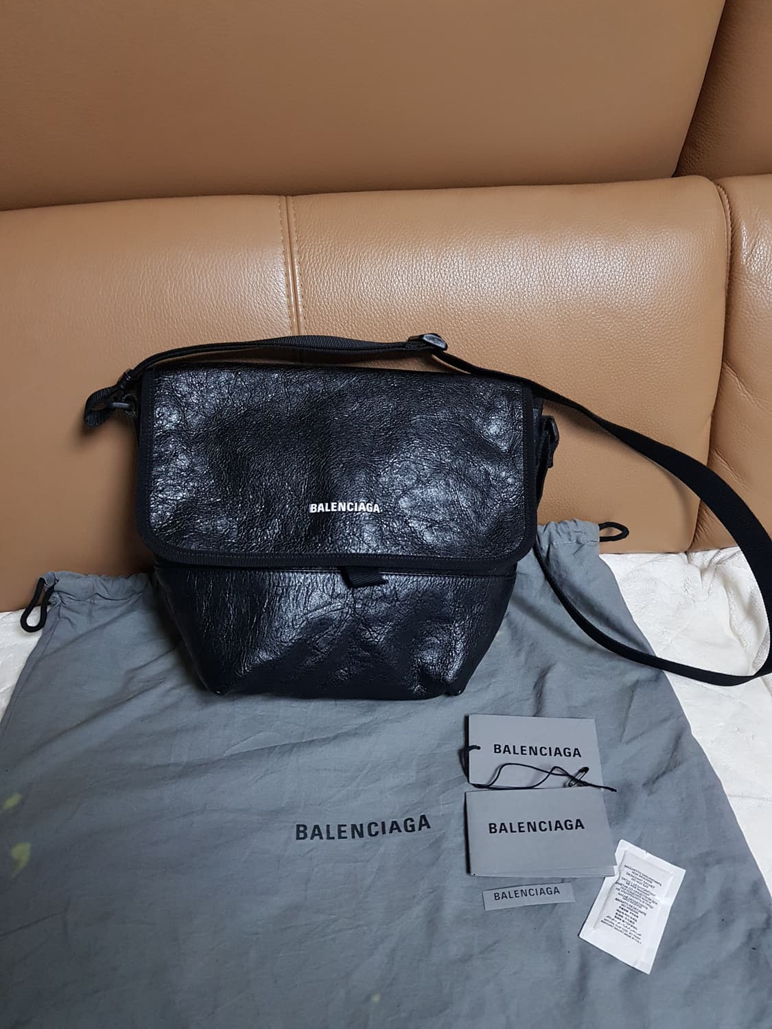 발렌시아가 익스플로러 스몰 메신저백 크로스백 블랙 상품이미지1