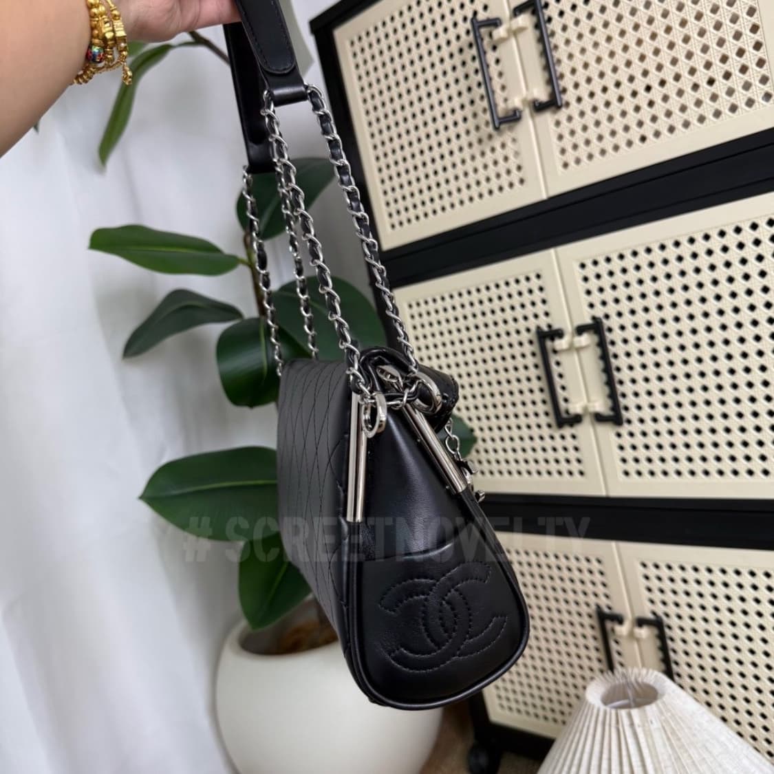 26신상 샤넬뷰티 VIP 플랩체인 램스킨 숄더 호보백 상품이미지6