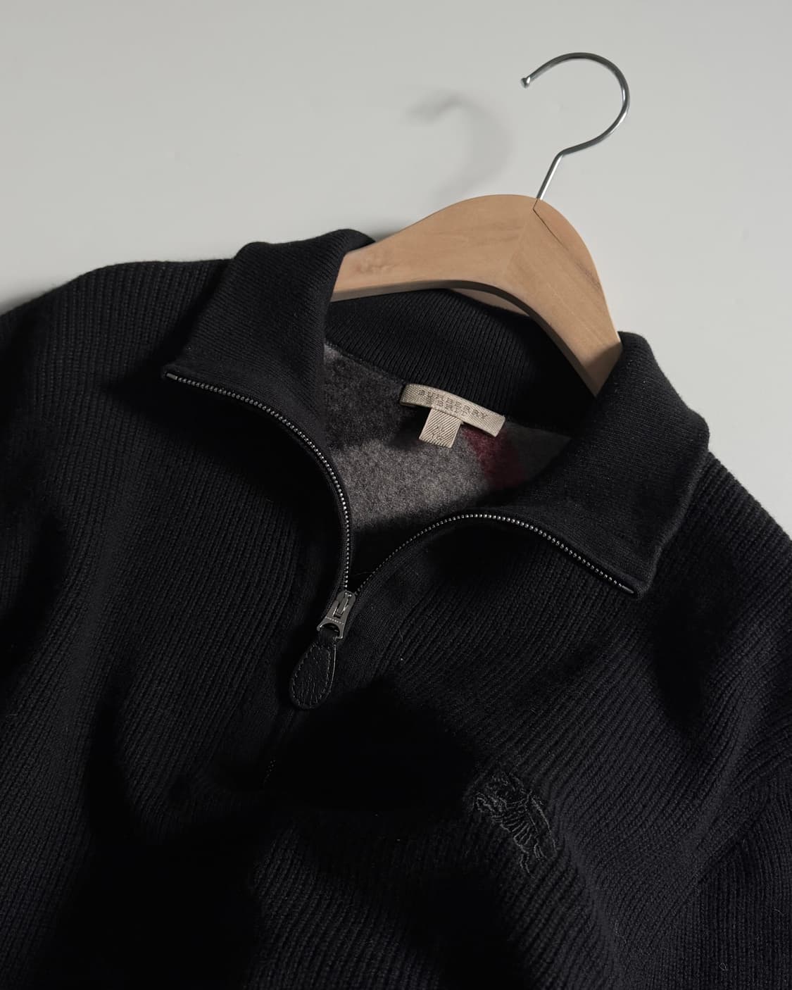 Burberry 버버리 코튼캐시미어 블랙컬러 브릿 하프집업 니트 상품이미지5