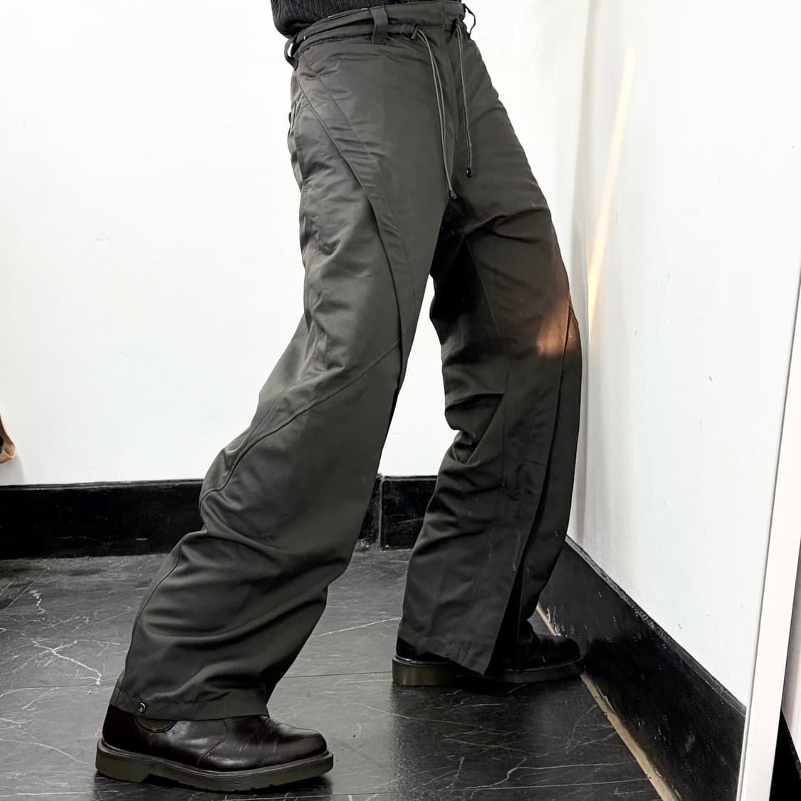 르마드 오블리크 지퍼 플랩 팬츠 상품이미지2