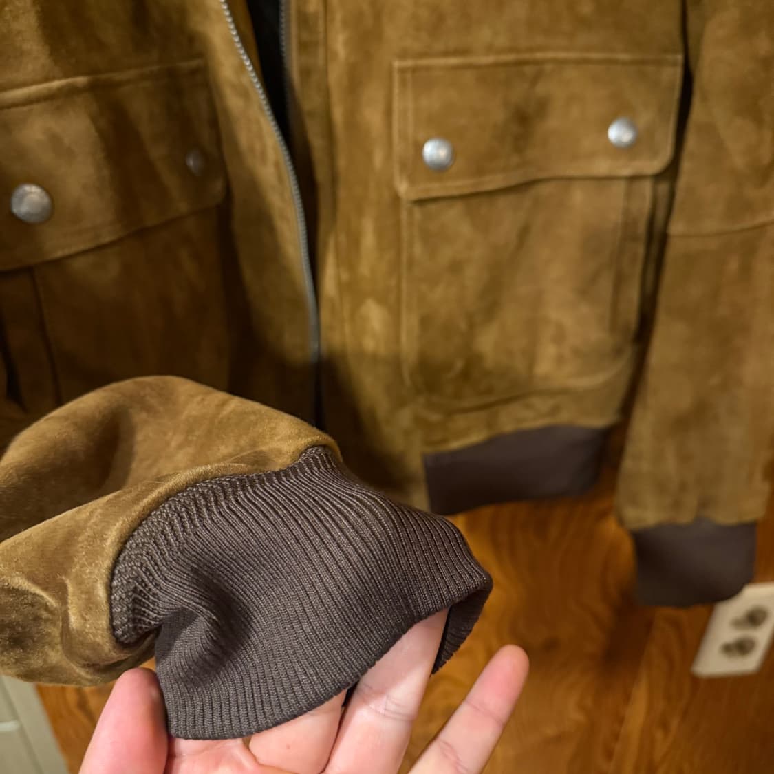 톰포드 23 S/S 스웨이드 자켓 판매 합니다. 상품이미지10