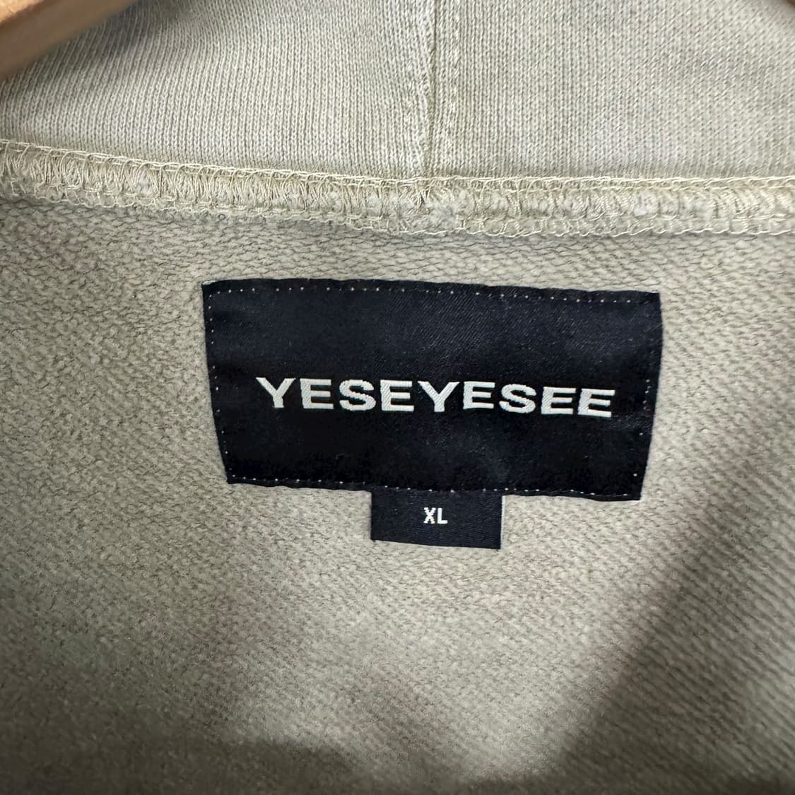 예스아이씨 로고 후드티 샌드카키 상품이미지3