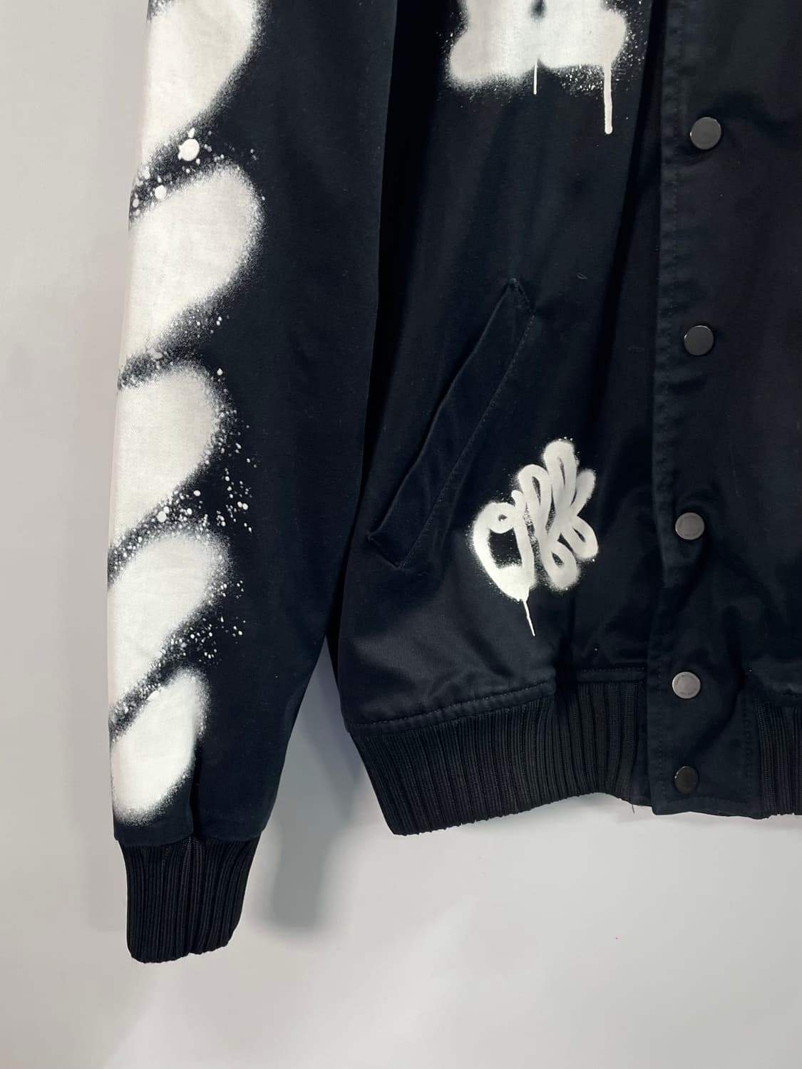 오프화이트 에로우 스프레이 프린팅 봄버자켓 (on.204) 상품이미지4