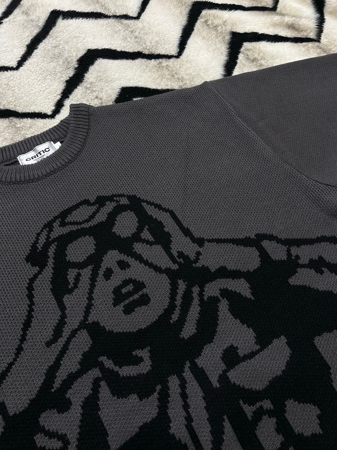 [L]크리틱 스카웃보이 오버핏 헤비 니트/챠콜 상품이미지1
