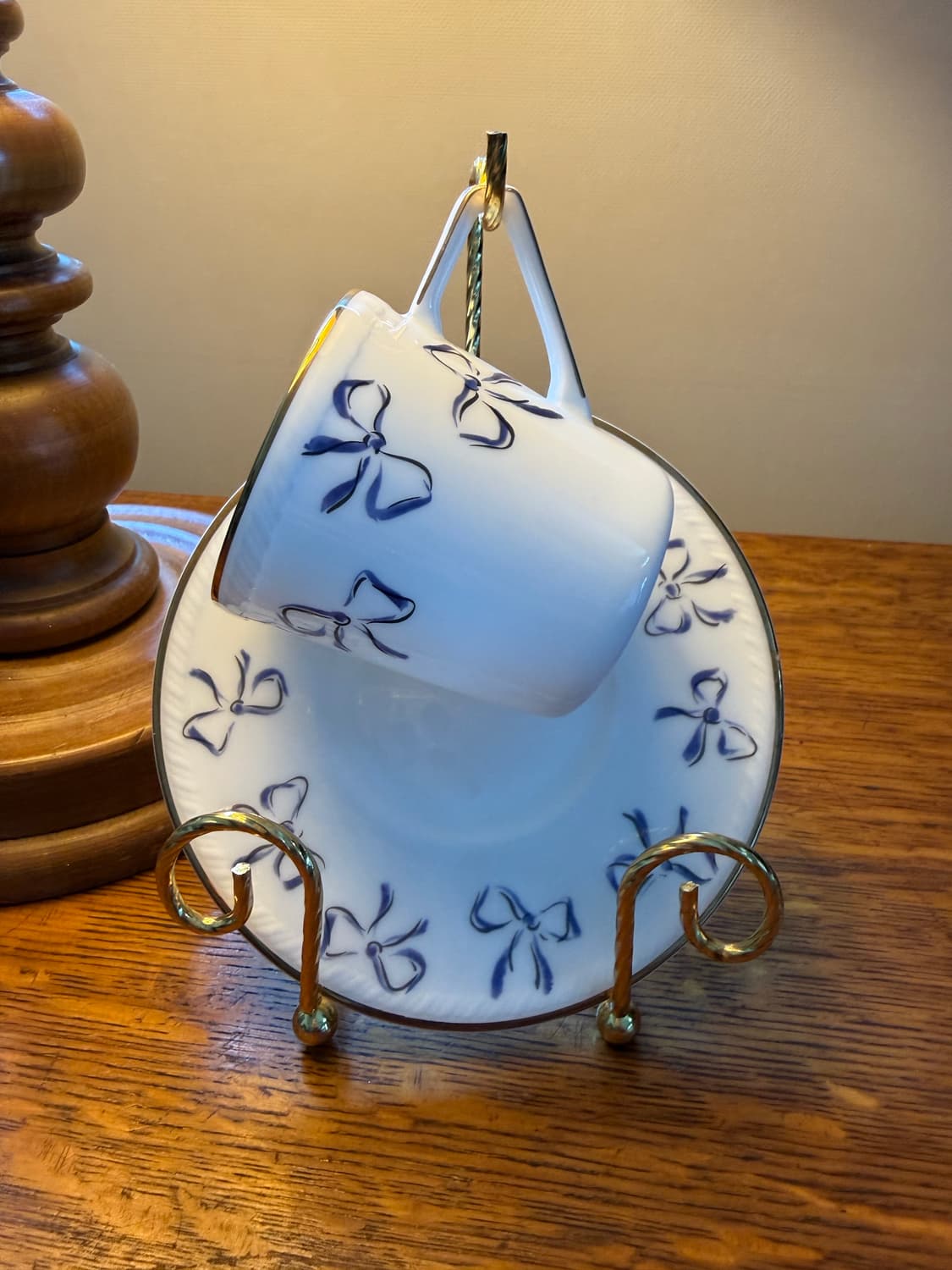 생 로랑(YSL)출시된 블루 리본 패턴 본차이나 찻잔 세트 상품이미지1