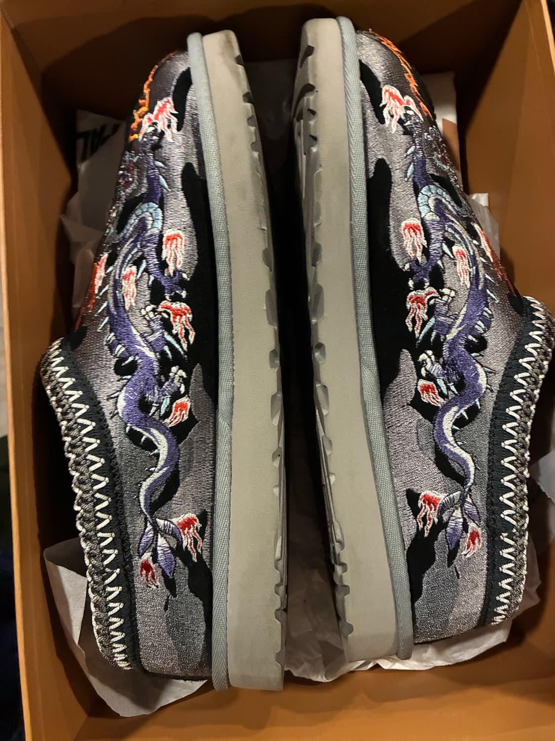 어그 x 팔라스 타스만 슬리퍼 블랙 카모 270 상품이미지1