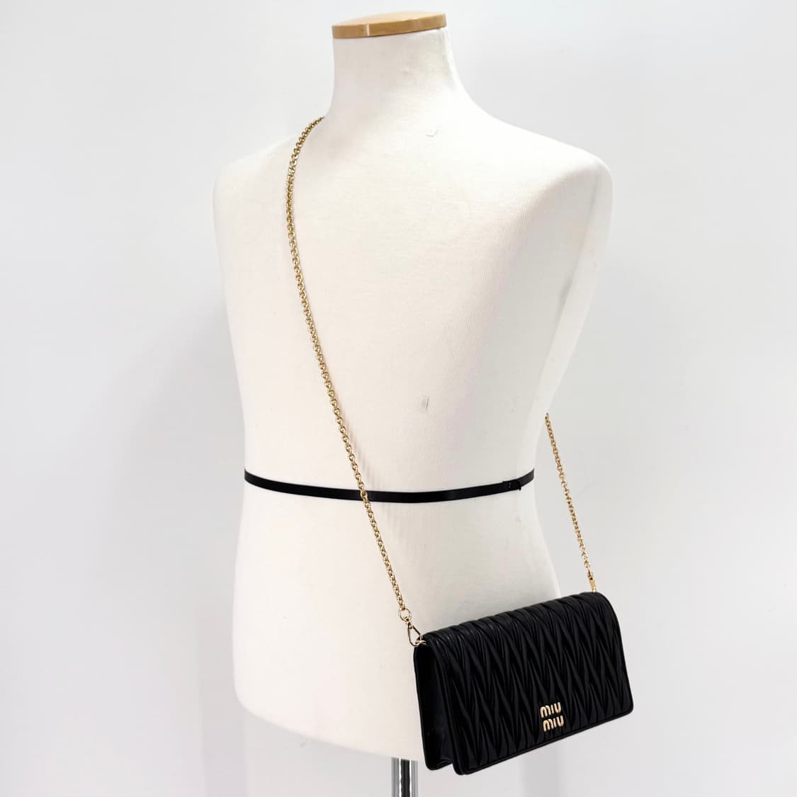 미우미우 마테라쎄 체인 크로스백 블랙 (5ZH178) 상품이미지5
