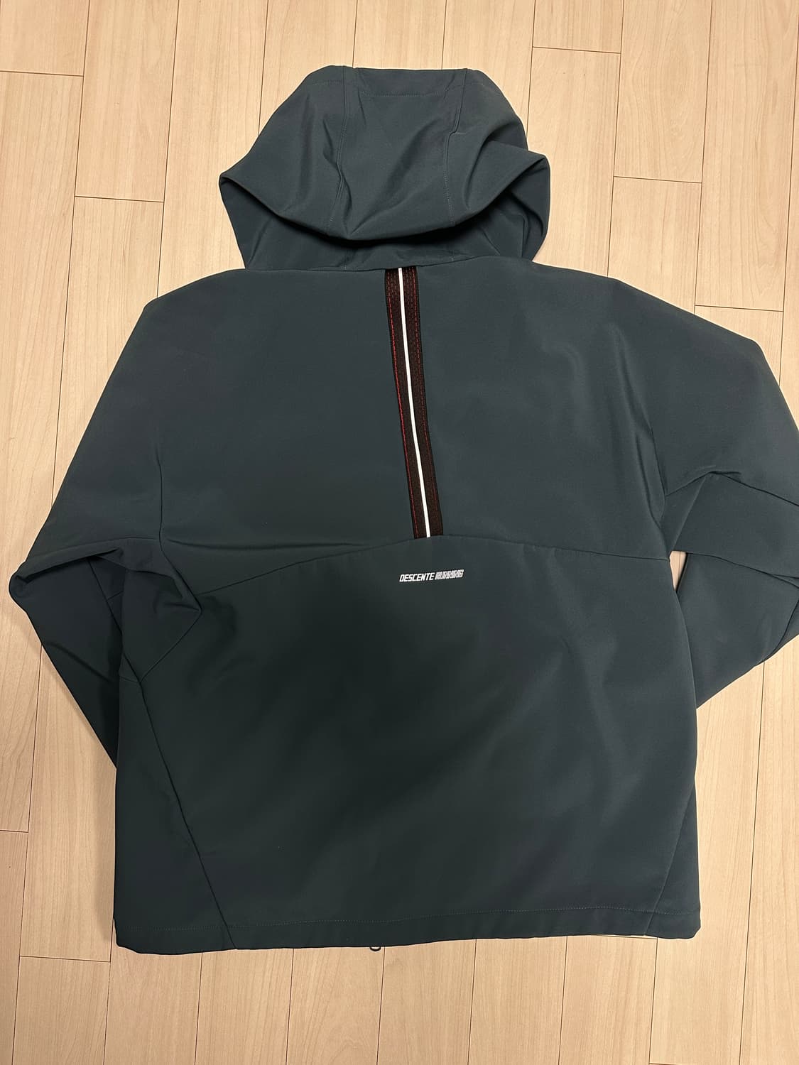 데상트 러닝 집업 후드 기능성 스포츠 자켓 팝니다!  상품이미지6