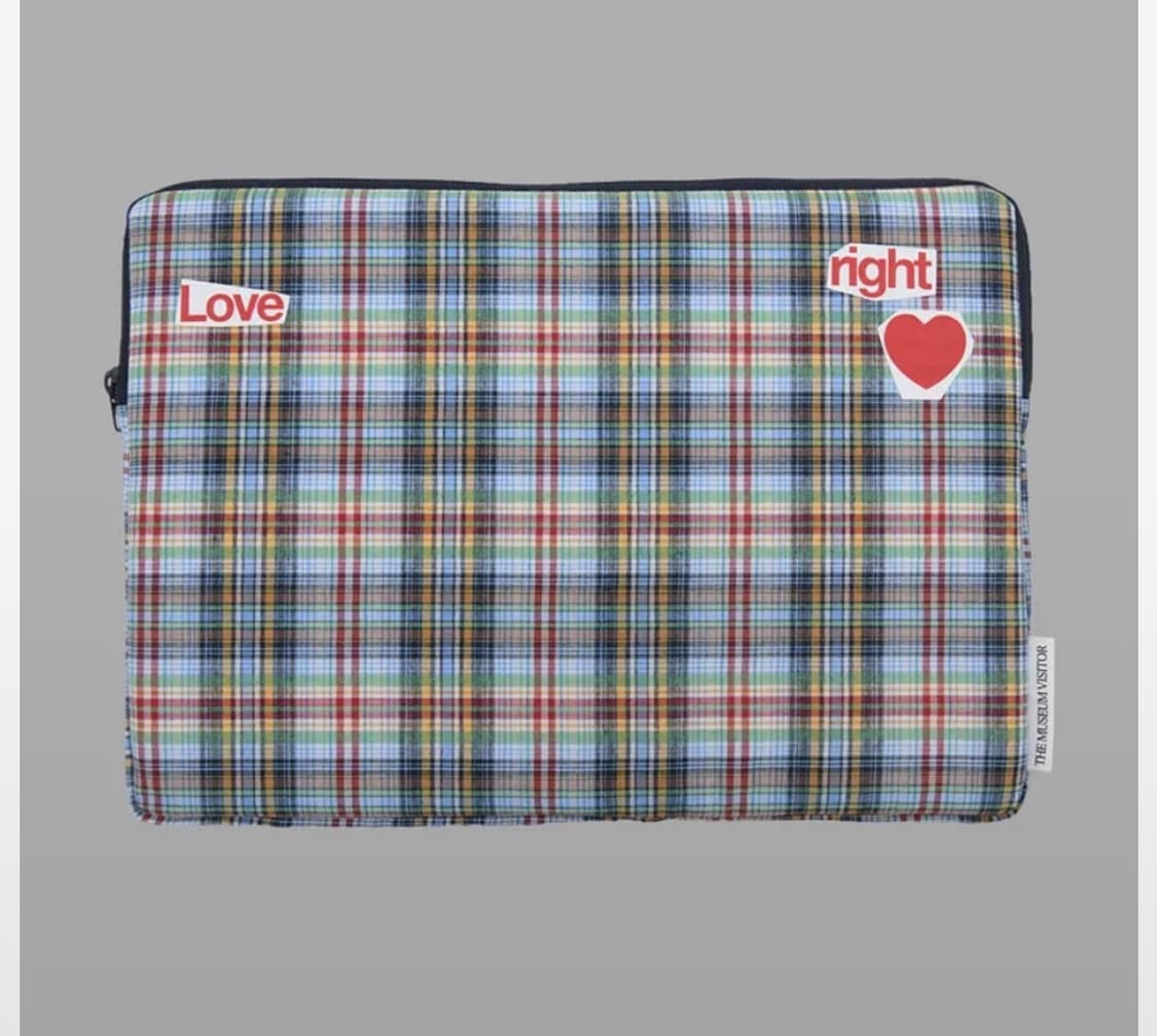 더뮤지엄비지터 LOVE CHECK LAPTOP SLEEVE 노트북 파우치 상품이미지1