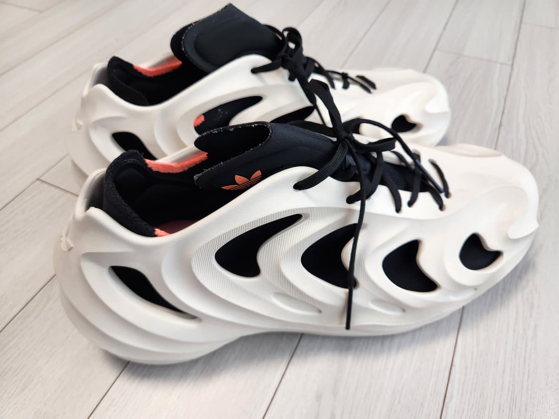 아디다스 운동화 오리지널 아디폼 Q 원더 화이트 사이즈300

밝은색이라 상품이미지3