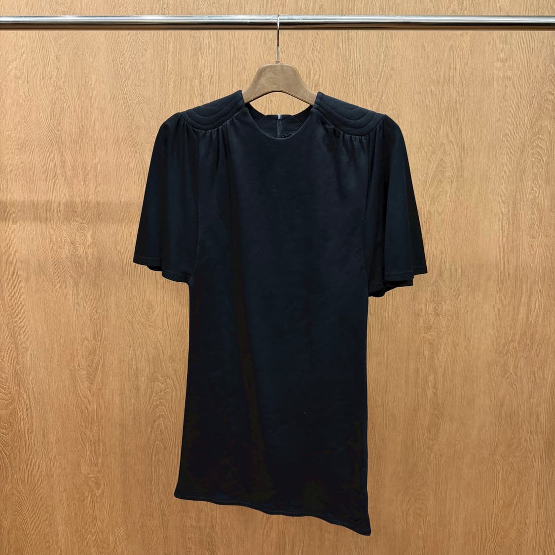 스투시 미디 원피스 반팔 라운드넥 숄더 패치 디테일 스트레이트핏 블랙 상품이미지2