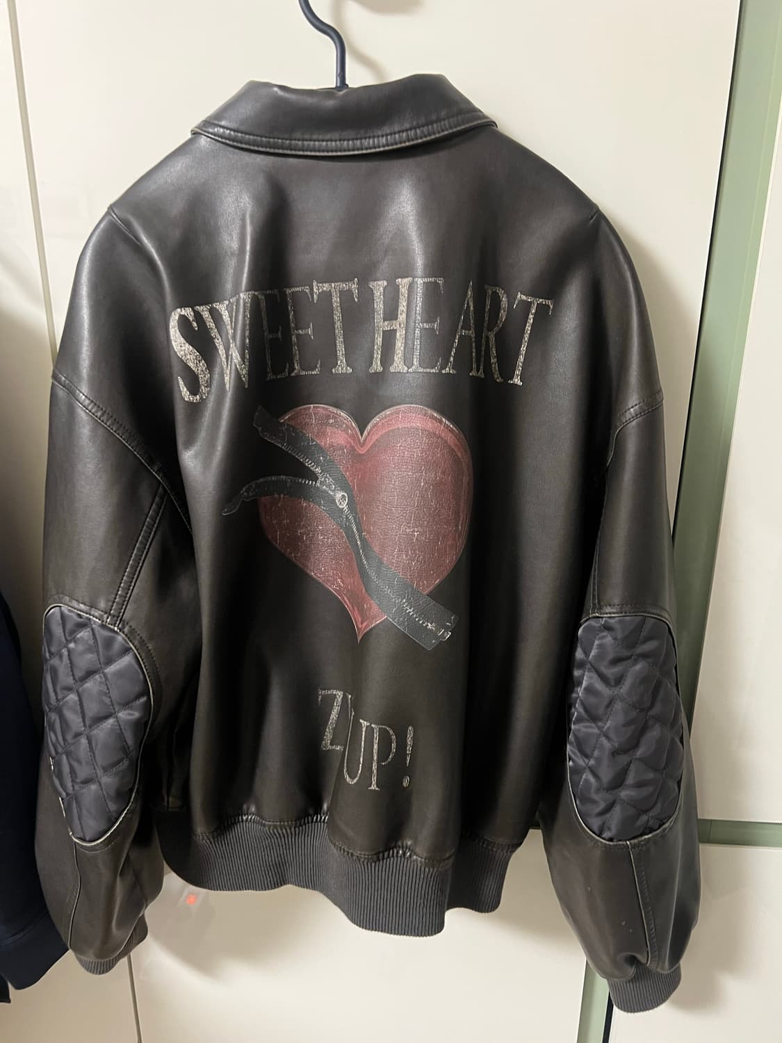 마뗑킴 백 프린팅 워시드 레더자켓 카키브라운 (S) 상품이미지1