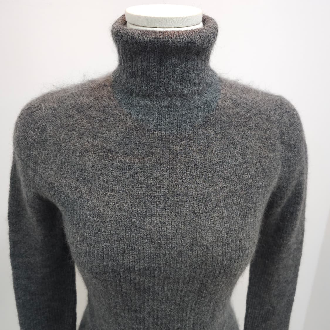 모헤어 차콜 터틀넥 목폴라 골지 슬림핏 니트 상품이미지3