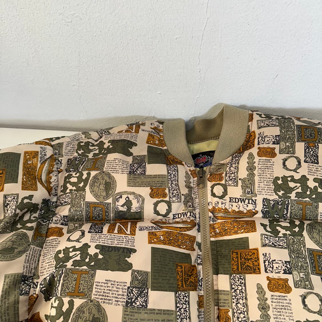 100-105 에드윈 그래픽패턴 논카라 구스다운 패딩 상품이미지3