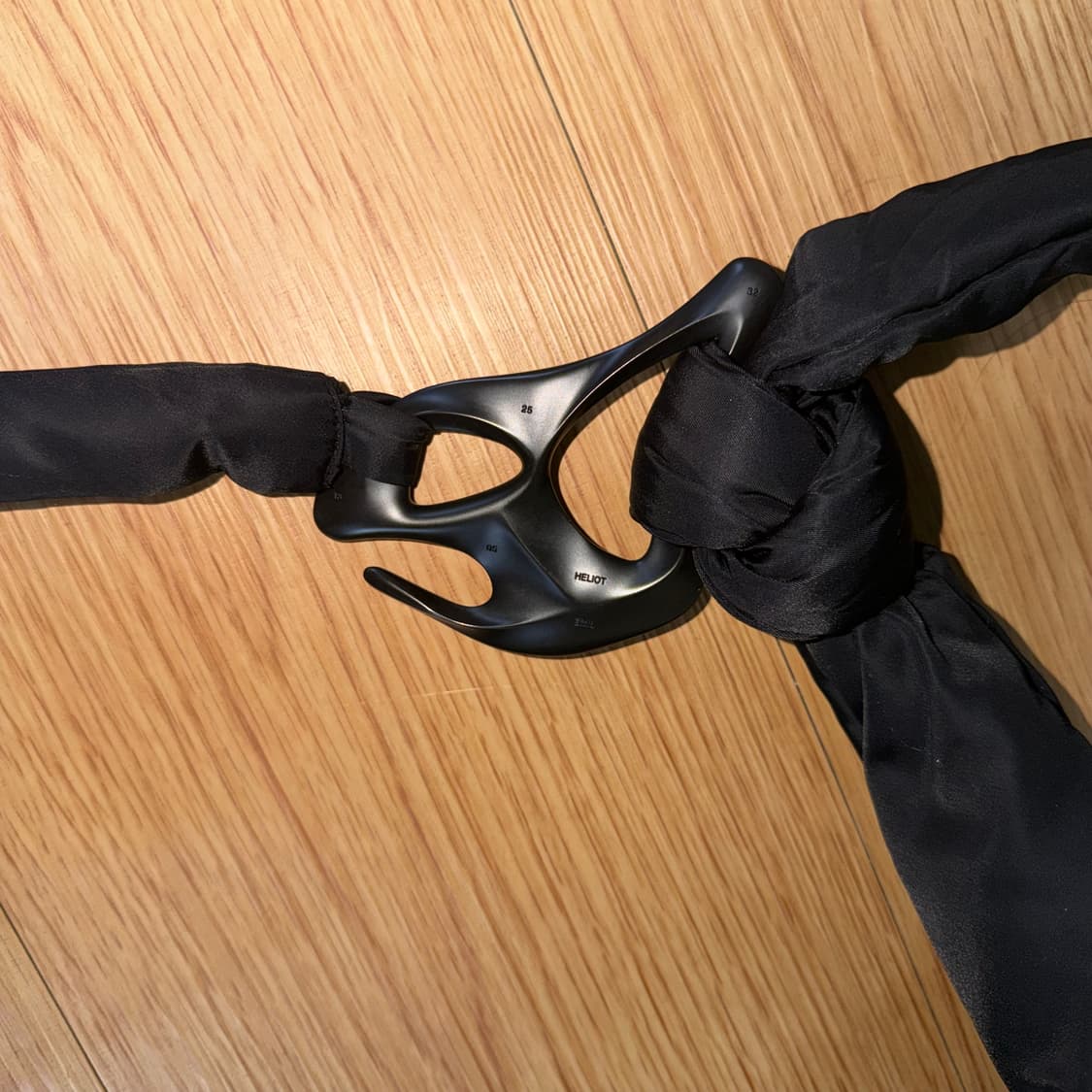 엘리엇 에밀 맥시 크로스바디 백 블랙 상품이미지9