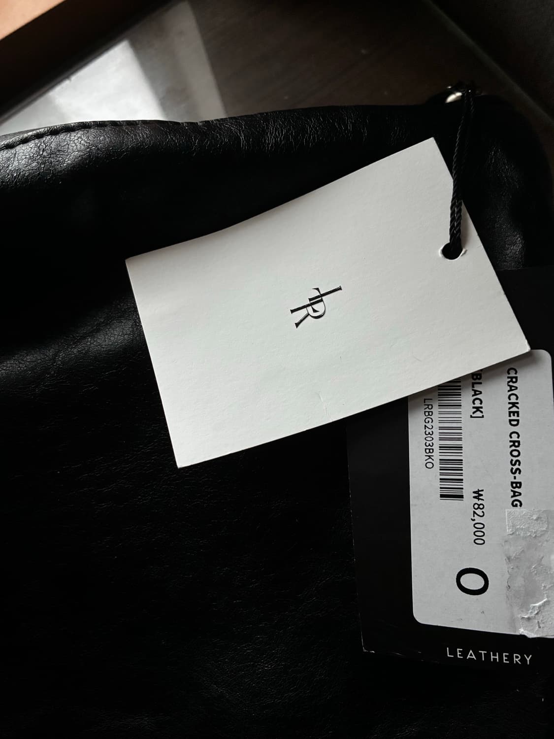 (새상품) 레더리 크랙드 크로스백 [BLACK] 판매 상품이미지10