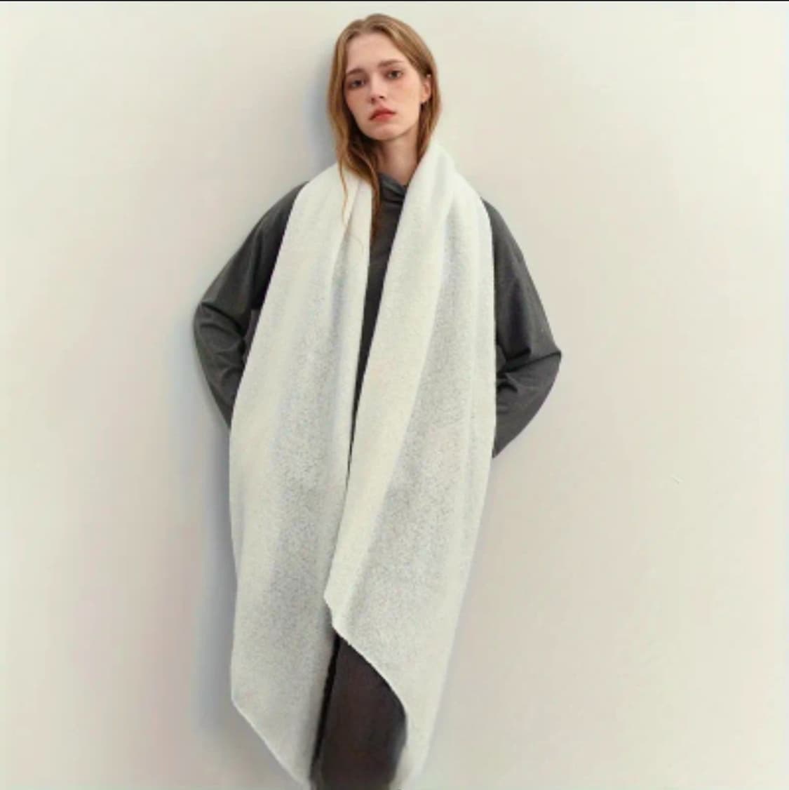 화이트 세미 부클 머플러(새상품) 상품이미지3