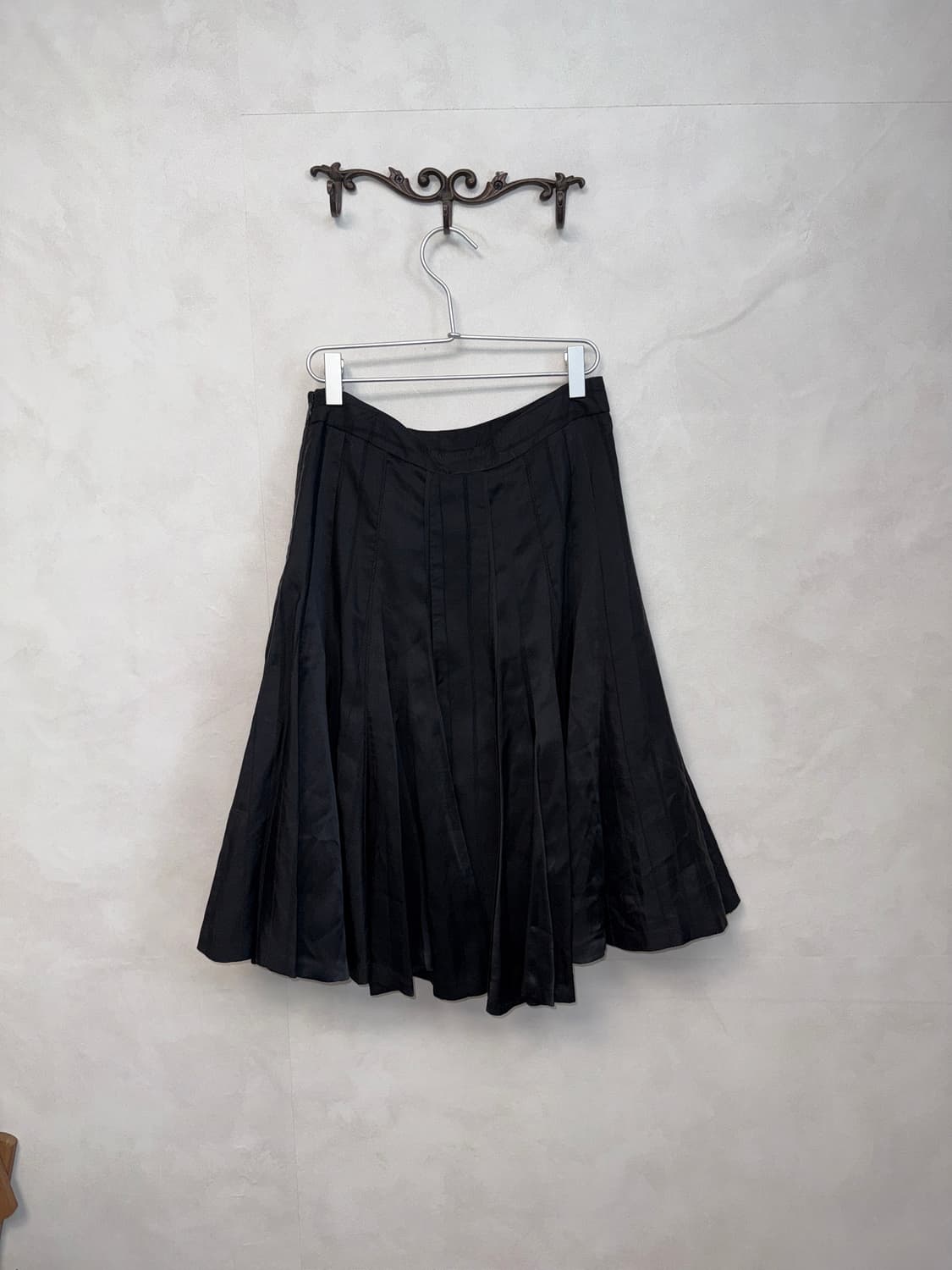 Black silk 100 satin pleats midi skirt 상품이미지3