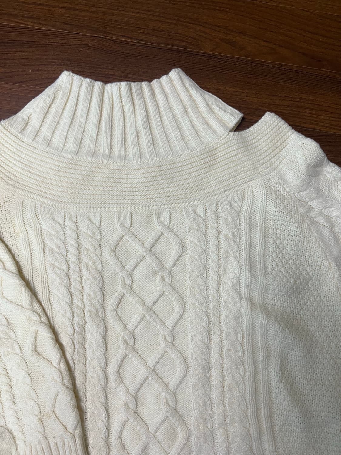 빈티지 어깨 트임 아이보리 반폴라 니트 상품이미지2