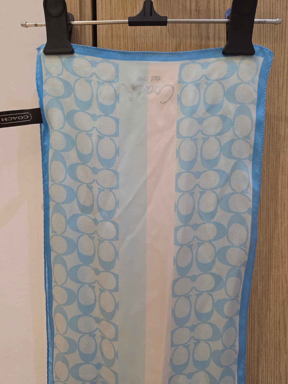 코치 시그니처 하늘색 스카프 판매합니다! 상품이미지2