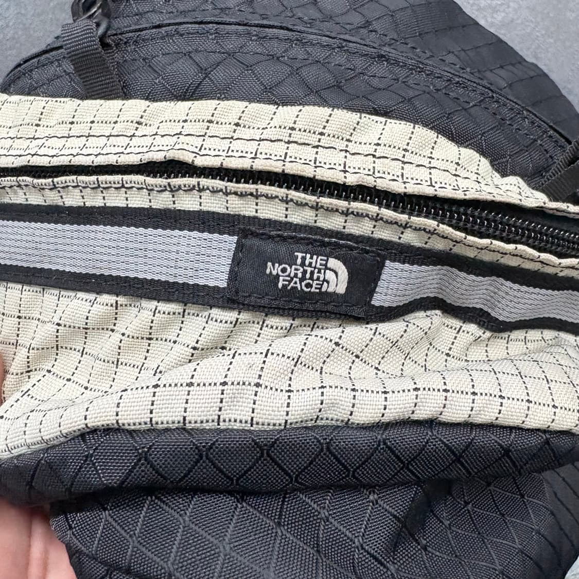 노스페이스 힙색 블랙 / 아이보리 체크 상품이미지3