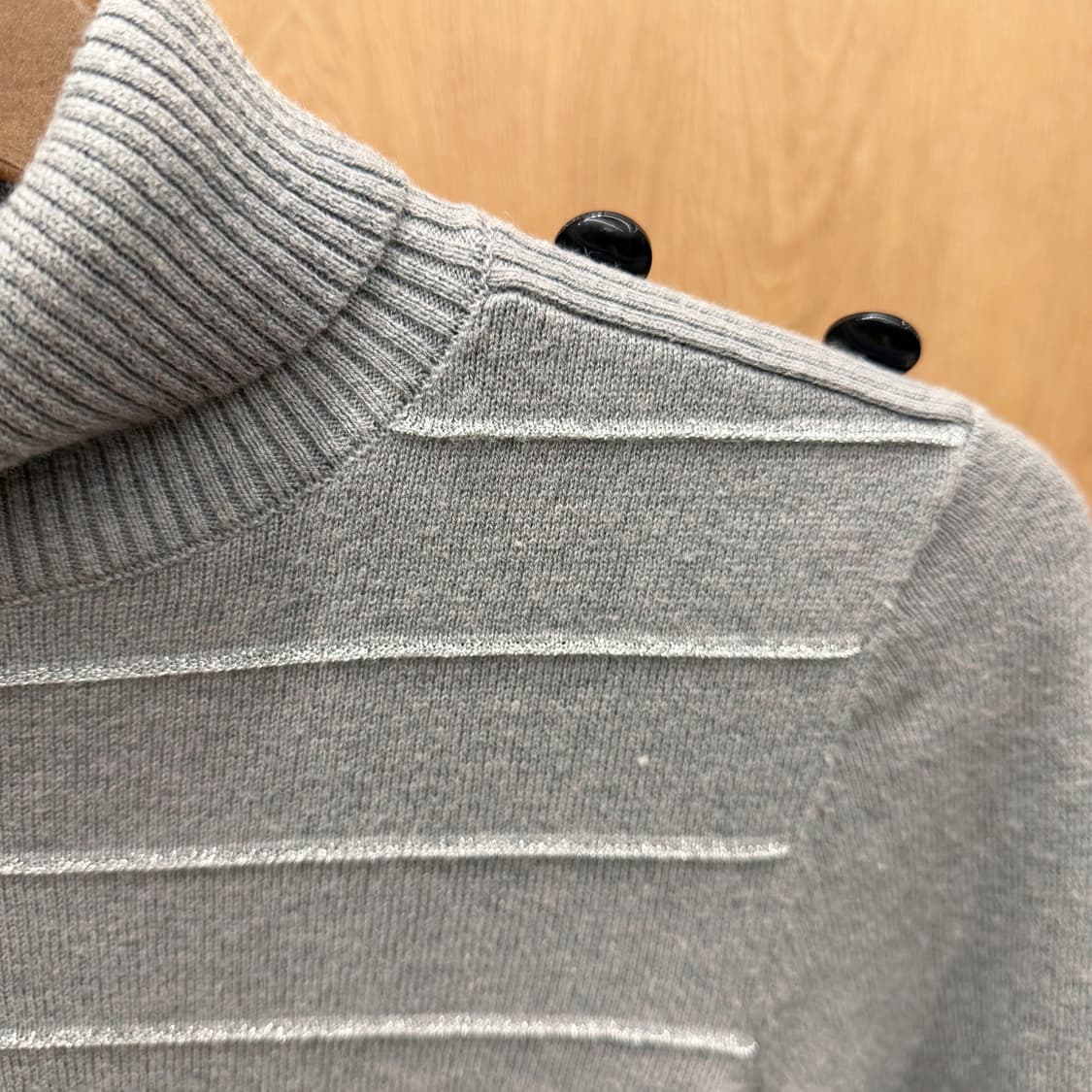 아르마니 익스체인지 터틀넥 니트 숄더 버튼 가로 리브 패턴 디테일 그레이 상품이미지6